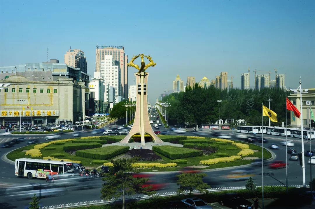 夜幕降临的包头街头风情掠影